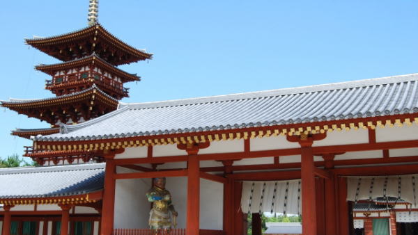 薬師寺 中門と三重塔