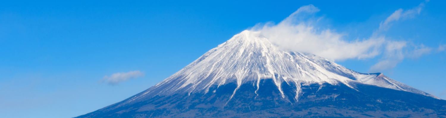 富士山の山頂と徳川家康像